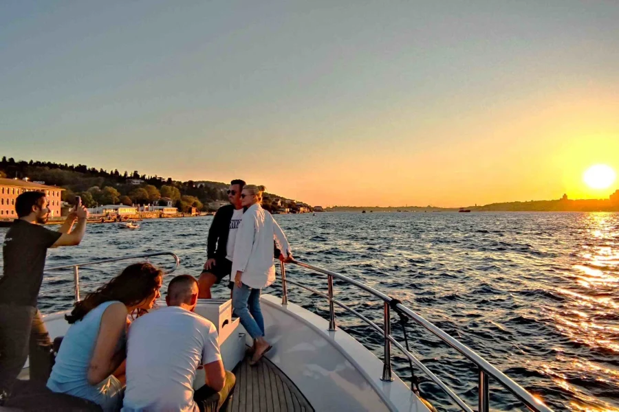 Istanbul Sunset Luxury Yacht Cruise with Snacks and Live Guide